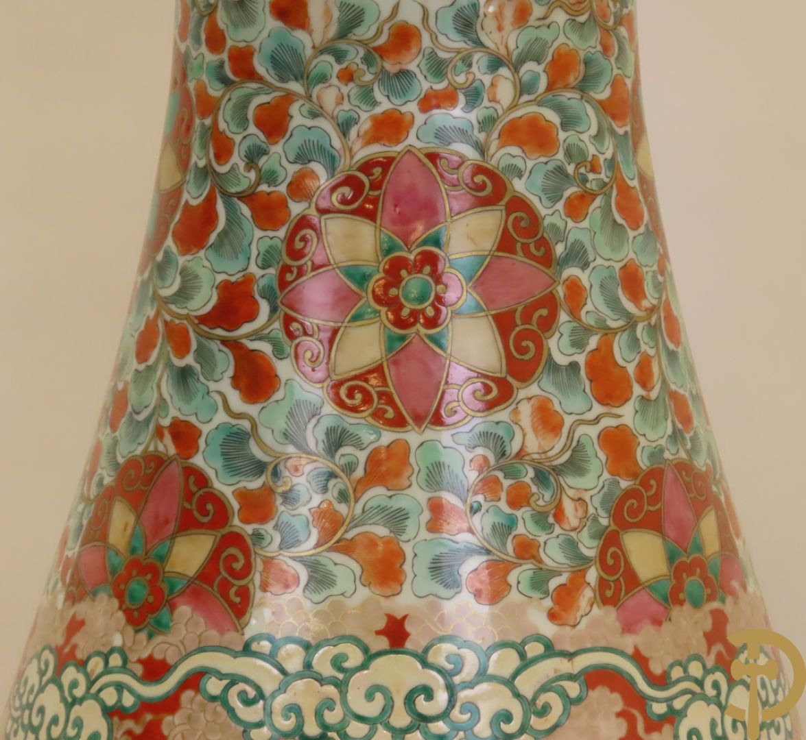 Japanse porseleinen waaiervaas met decor van geisha en krijger, bovenaan met florale motieven