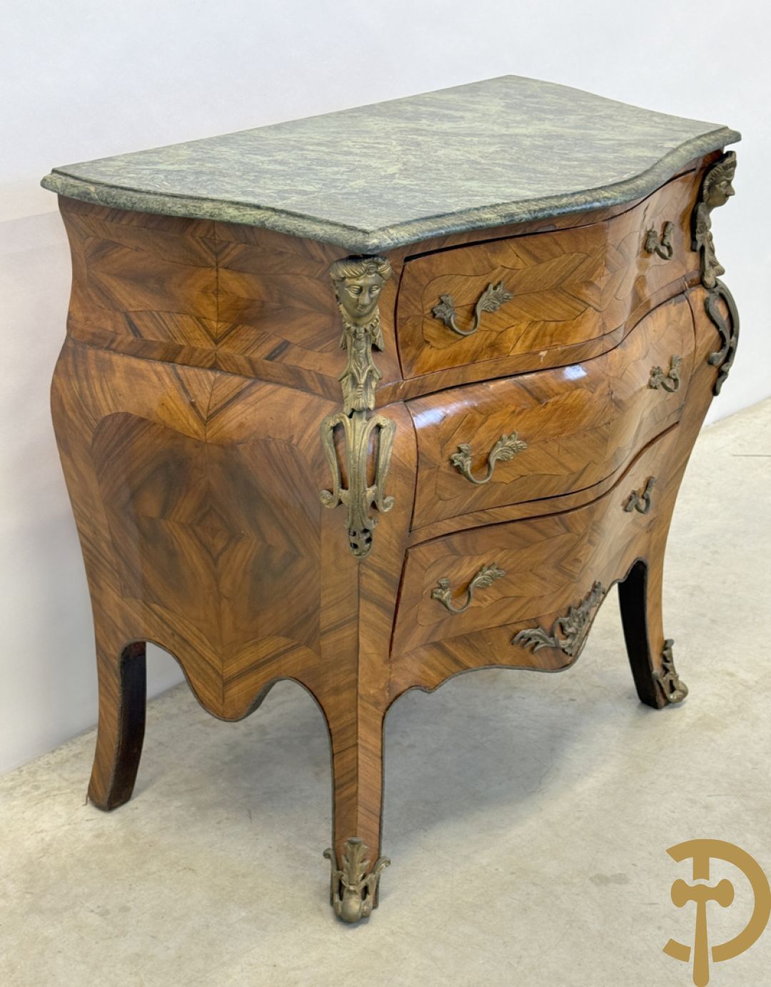 Notelaren drielandencommode met bronsbeslag en groen marmeren blad