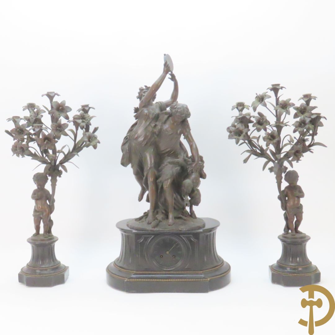 CLODION getekend - Paar elegante bronzen dames met tambour en fruit, geflankeerde door jonge faune, op marmeren klokstel - opgebouwd als garnituur met 2 kandelaars met bronzen kindjes dragende een toorts met bloemen en kaarsen