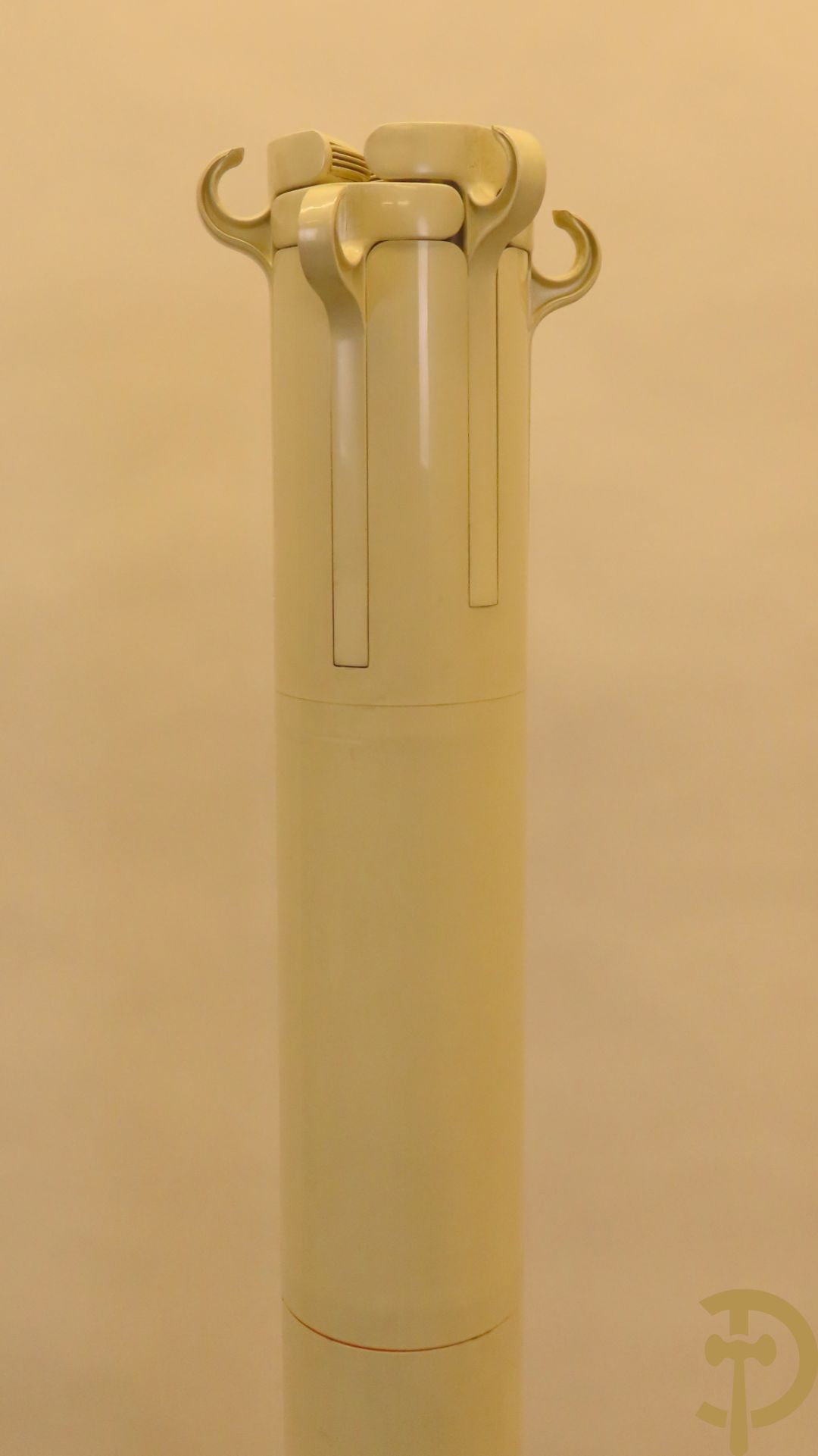 Plexi openklapbare kapstok, onderaan met parapluhouder, model Planta - designer G.C. Piretti voor de firma Anomima Castelli