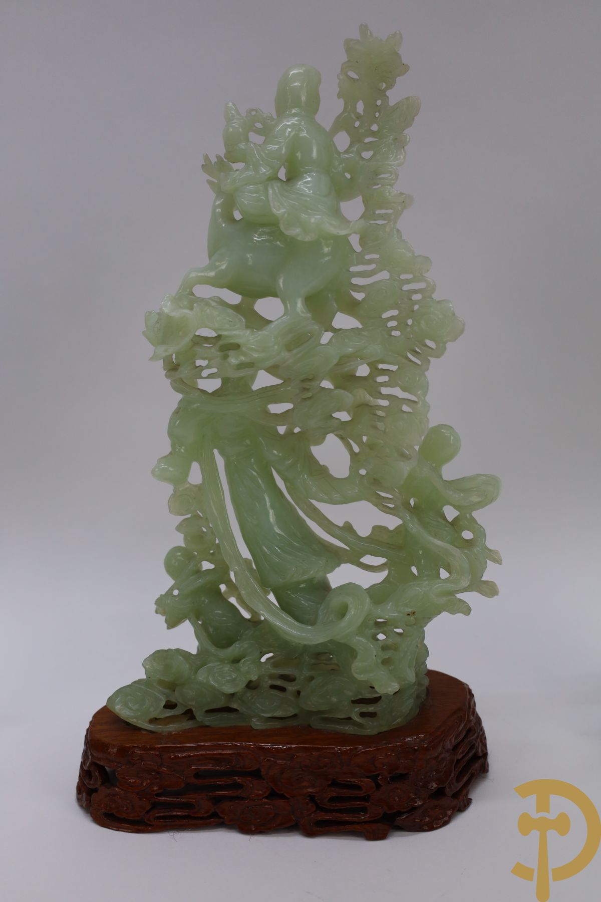 Handgesculpteerd Chinees jade beeld van geisha omgeven door kinderen en man op hert + bloemsculptuur in jade + jade vogel (staart weg) + fo hond + paar meisjes in jade (hand af)  +paardje + 3 onix eieren