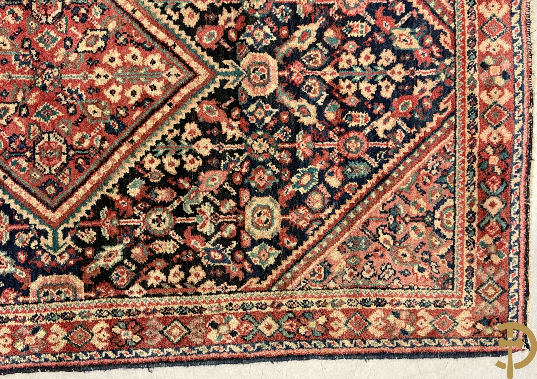 Drie oosterse handgeknoopte tapijten met blauwe fond