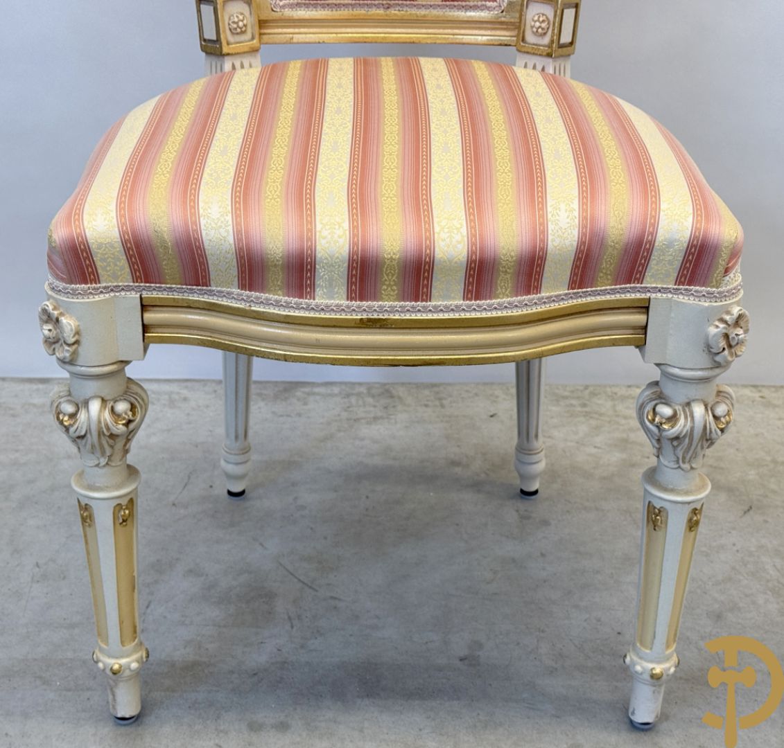 Italiaanse eetkamer met beschilderd bloemenmotief bestaande uit vierdeursdressoir met beschilderde bloemenmotieven, accanthusranken en glazen blad, tafel op gesculpteerde poten en 6 stoelen