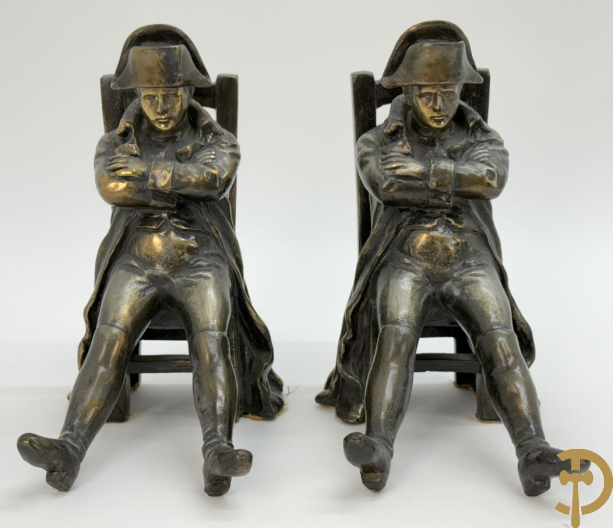Paar boekensteunen met Napoleon zittend op stoel in zamak
