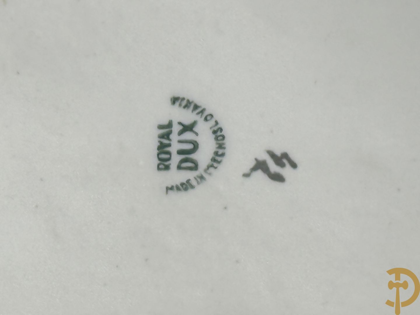 Paar Royal Dux beelden van koppel bij de waterbron, nummers 10563 en 10564