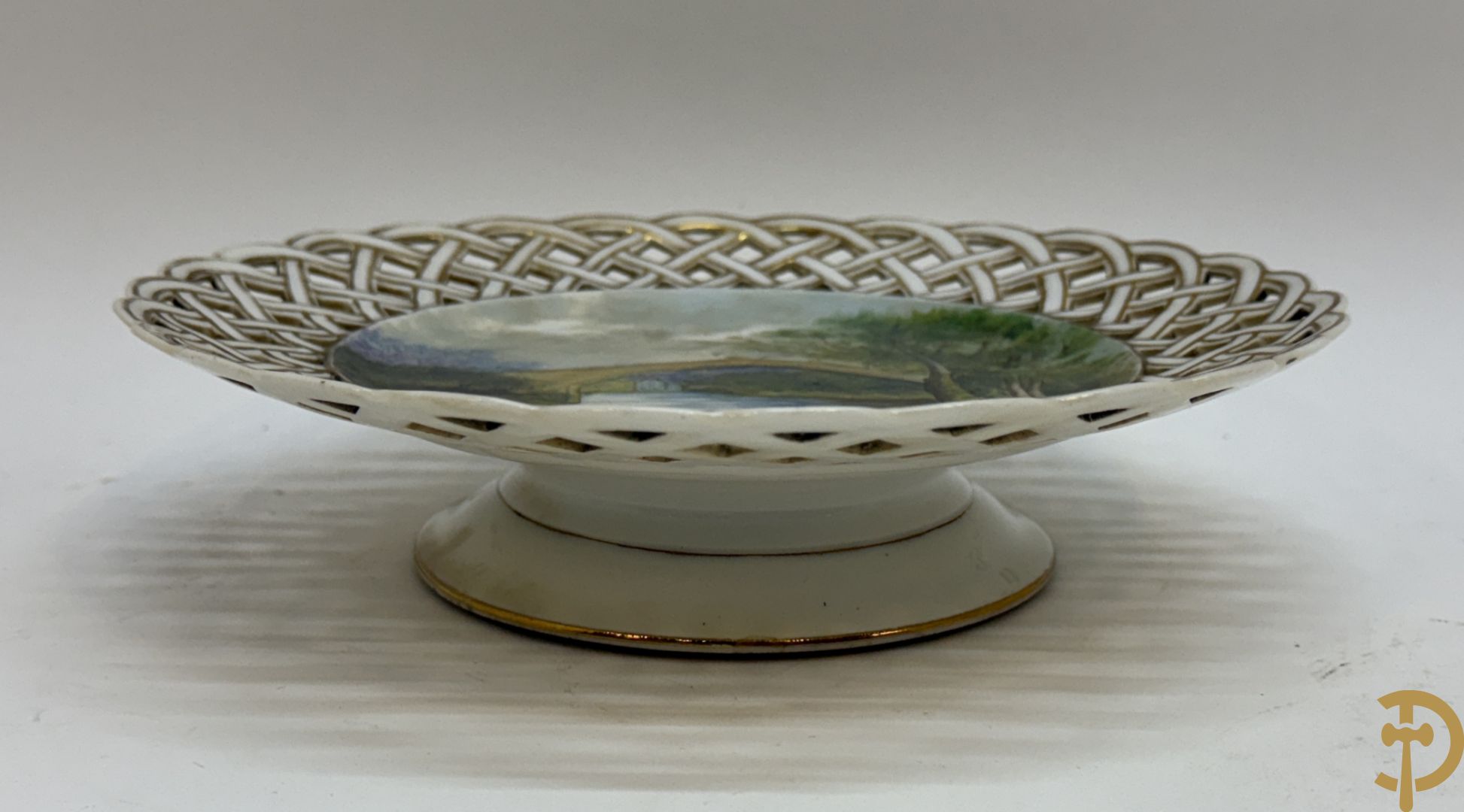 Acht handbeschilderde geajoureerde porseleinen borden met landschapsdecor, onderaan gemerkt