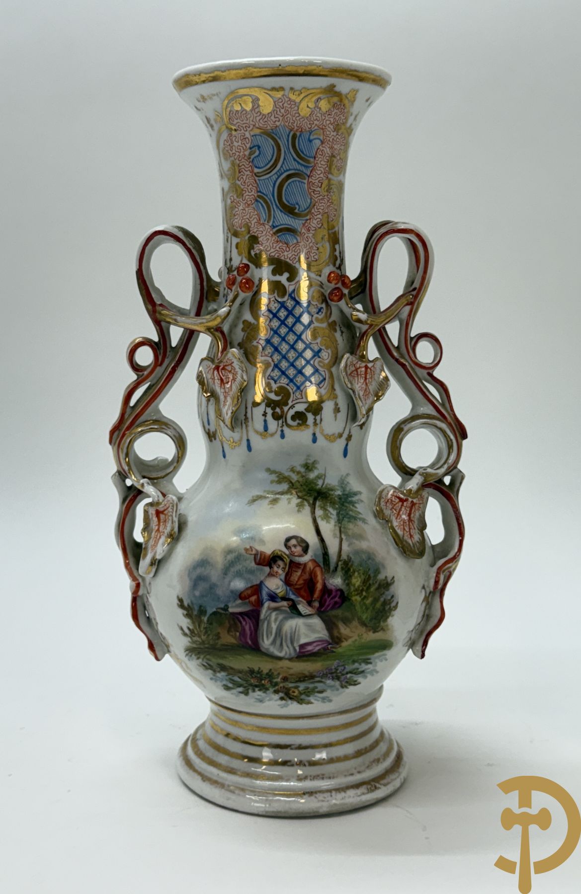 Paar Vieux Paris vazen met romantisch handbeschilderd tafereel