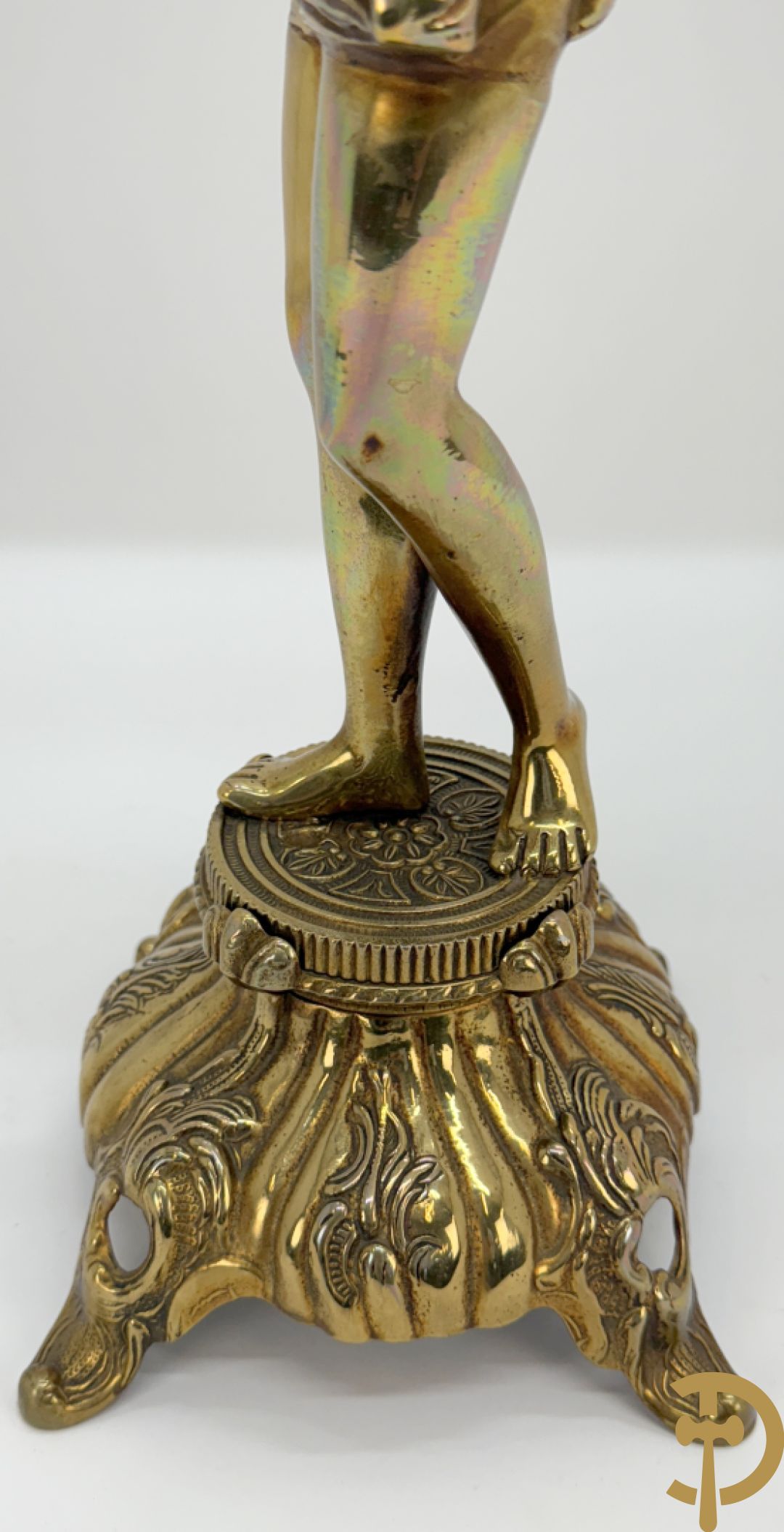 Paar koperen cassolettes bezet met ramskoppen dragende een cupido + koperen beeld van jongeman met zevenarmige kandelaar