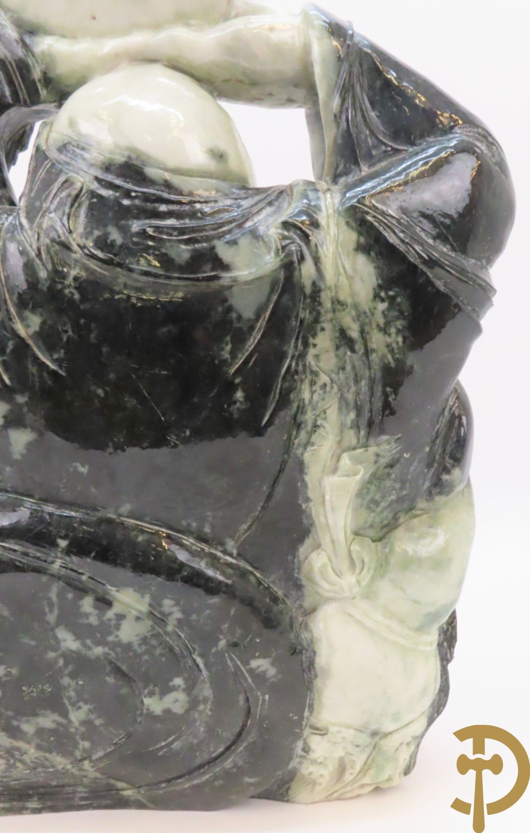 Zittende lachende boedha met kralenkrans en fo hond in gesculpteerde tweekleurige nefriet