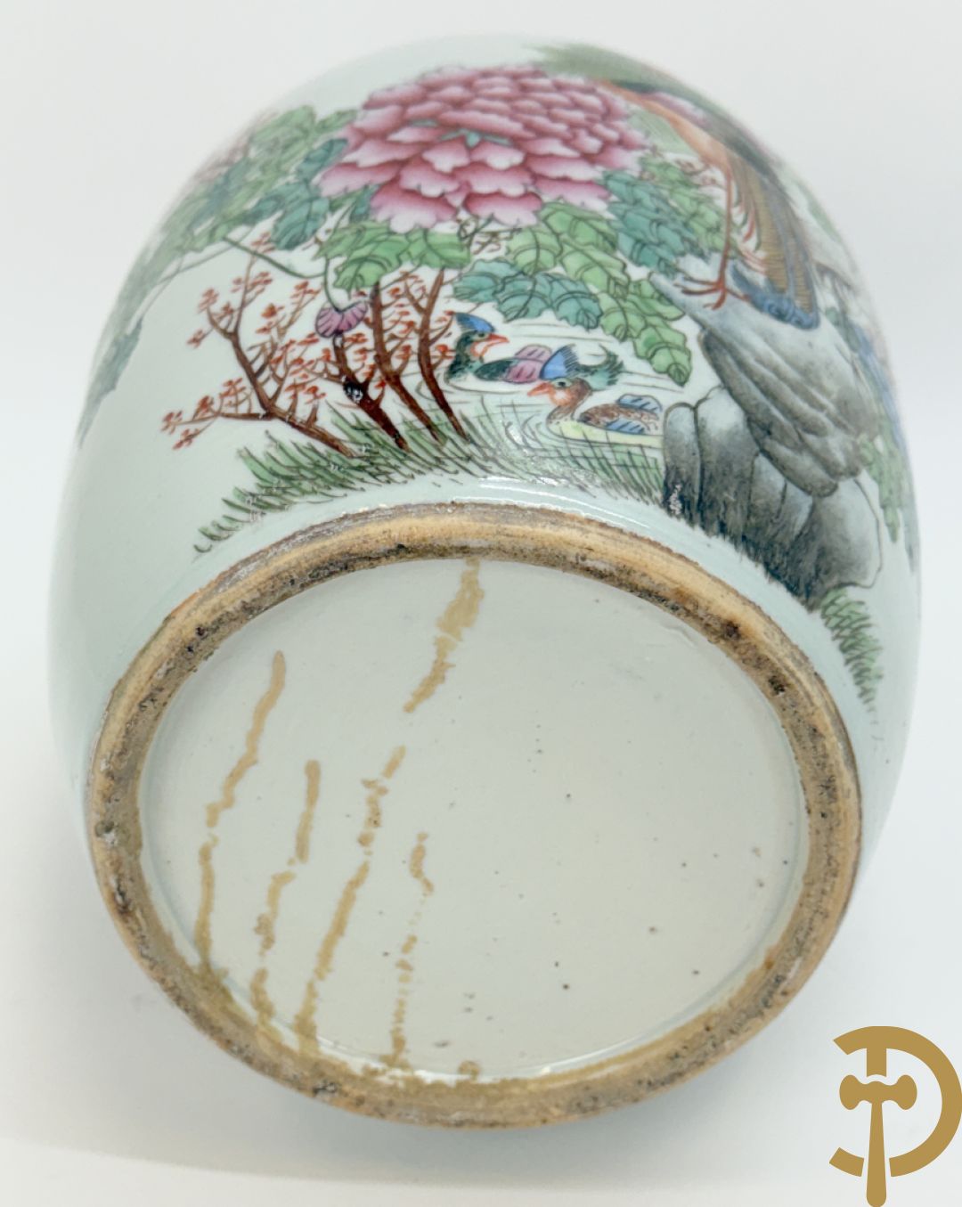 Drie Chinese porseleinen dekselpotiches met vogel- en bloemendecor