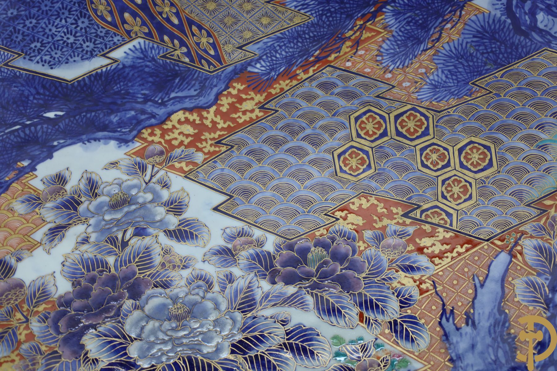 Zeer grote Japanse porseleinen Imari schotel met bloemendecor