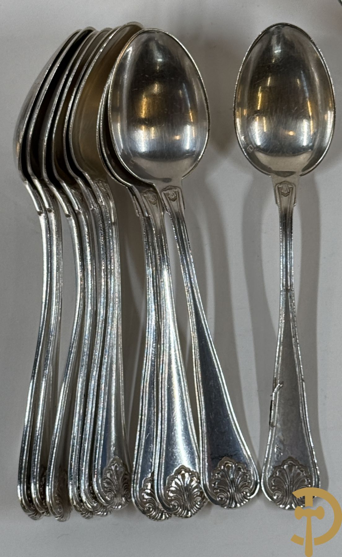 Massief zilveren bestek Wolfers bestaande uit 12 vorken (979 gram), 12 lepels (1028 gram), 11 messen, 12 visvorken (553 gram), 12 vismessen (690 gram), 12 dessertmessen, 10 koffielepels (296 gram), 12 ijslepels (369 gram), 3 botermesjes en scheplepeltje (165 gram), 5  grote stukken (samen 557 gram) waarvan slacouvert, 2 taartscheppen en wildvork + sauslepel met zelfde decor maar Metal Blanc