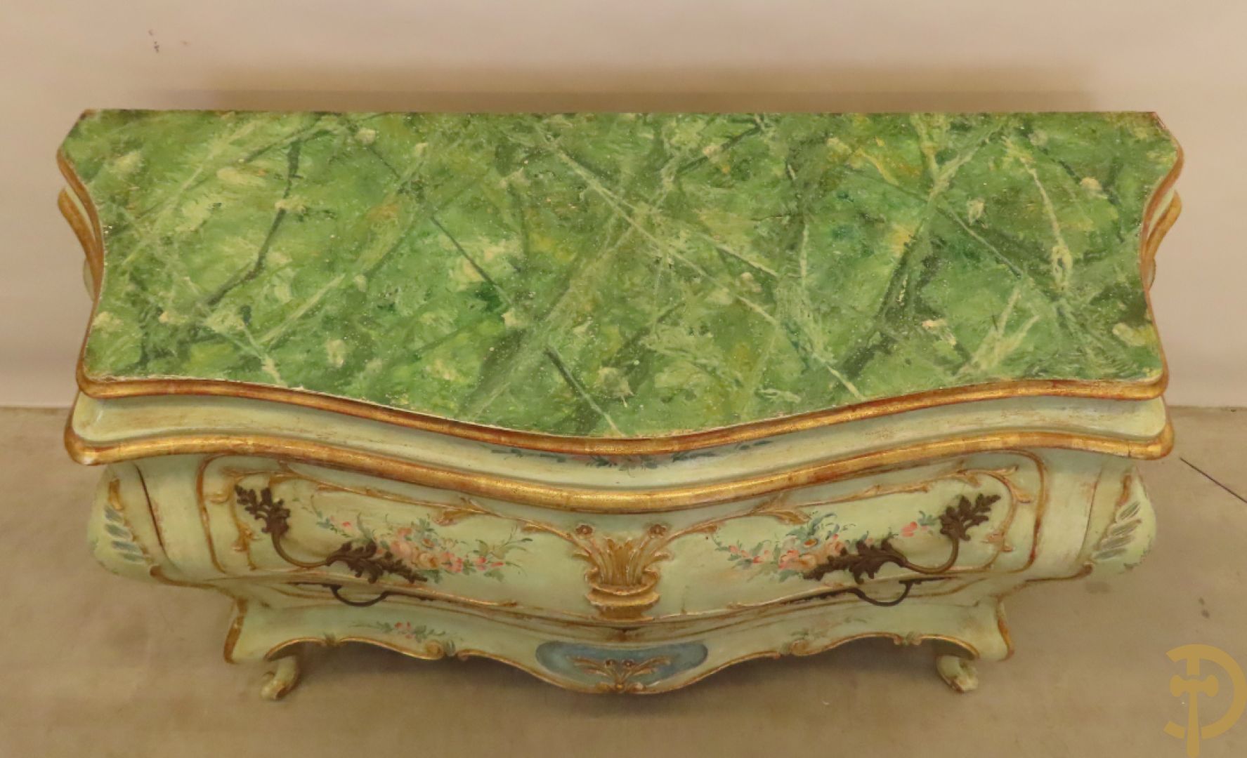 Gegalbeerde tweeladencommode op voluutvormige poten met verguld en beschilderd bloemendecor