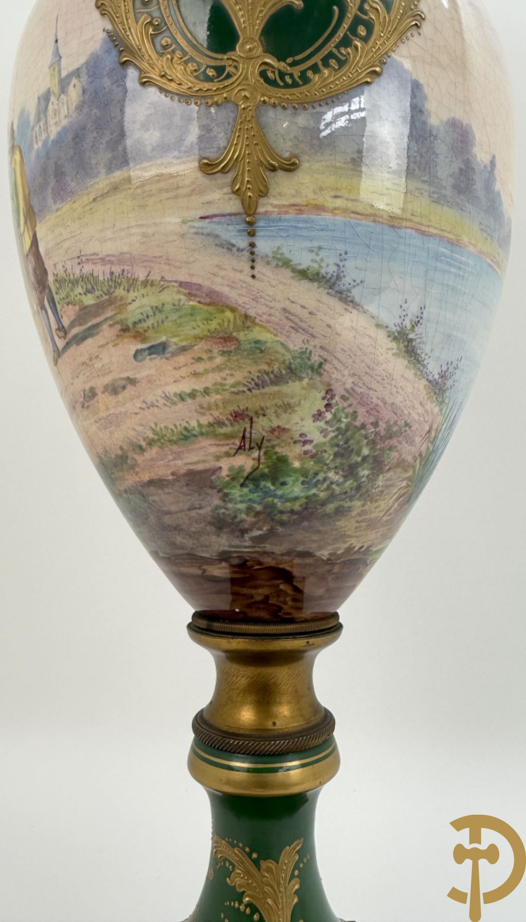 Porseleinen driedelige Sèvres cassolettes met decor van muciserende en dansende personages op groene fond, Aly getekend, gemerkt Sèvres