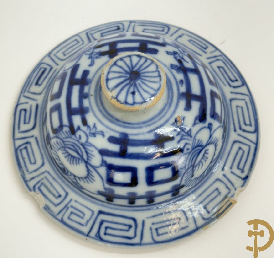 Paar blauw/witte Chinese porseleinen dekselpotiches met bloemen en Chinese tekens