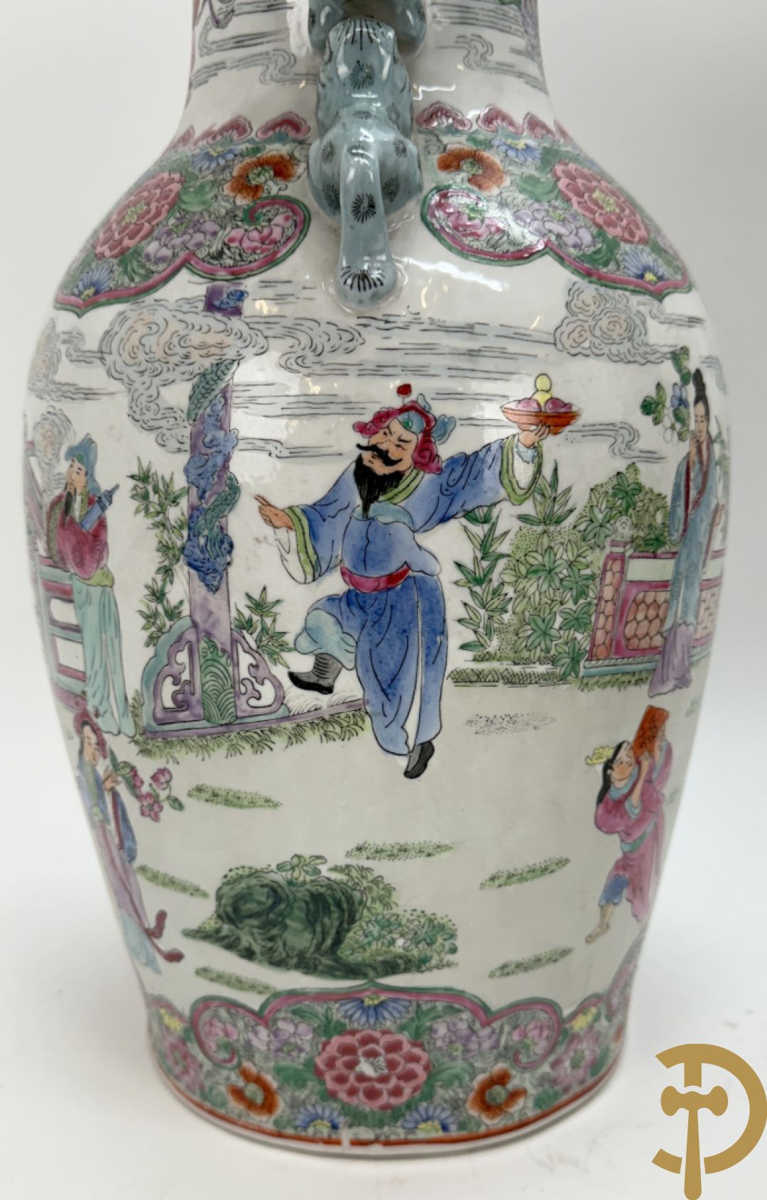 Paar Chinese porseleinen vazen met geanimeerd tafereel