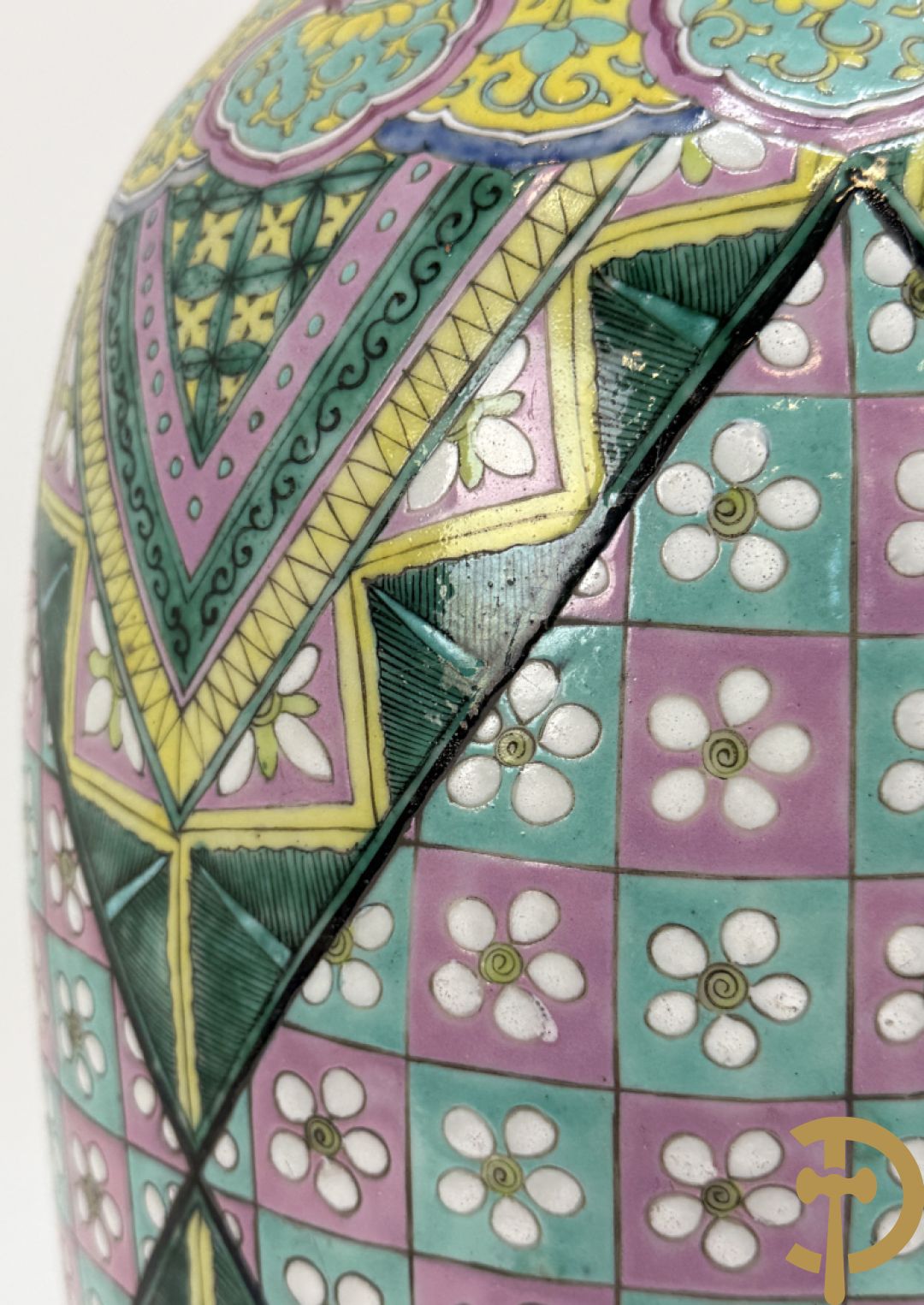 Chinese porseleinen vaas met ruitvormen en geometrische patronen, bovenaan met fo honden bezet