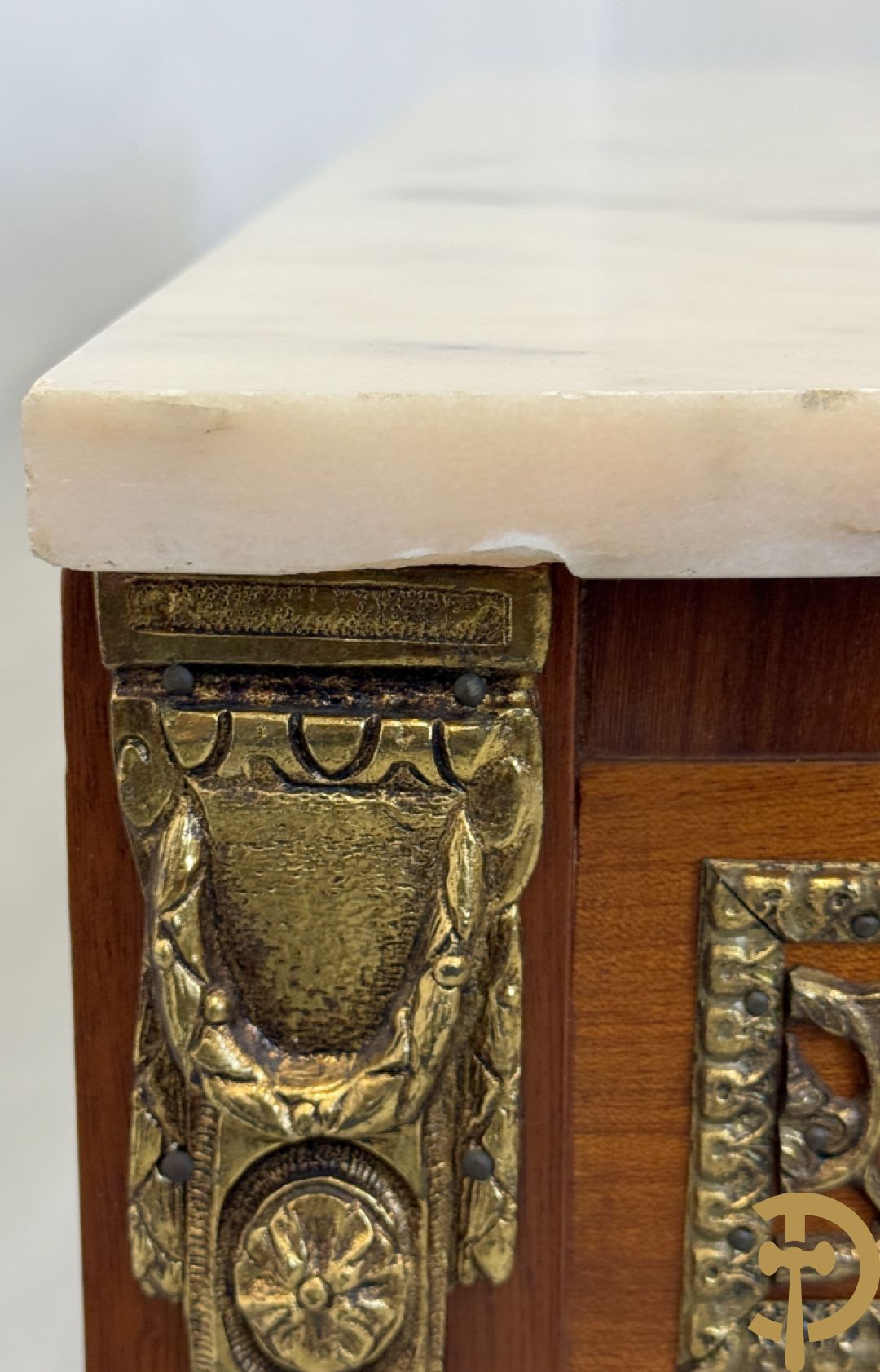 Halve maanvormige drieladencommode met 2 zijdelingse deuren, gemarketteerde bloemenmotieven en bronzen ornamenten, bovenaan bezet met marmeren blad