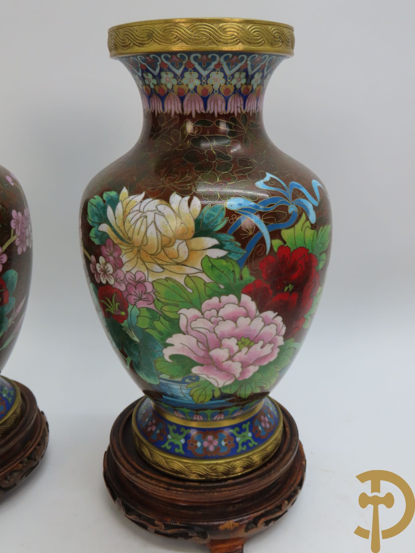 Grote coupe in cloisoné met bloemendecor op sokkel + koppel cloisoné vazen met bloemendecor + koppel cloisoné vazen met drakendecor