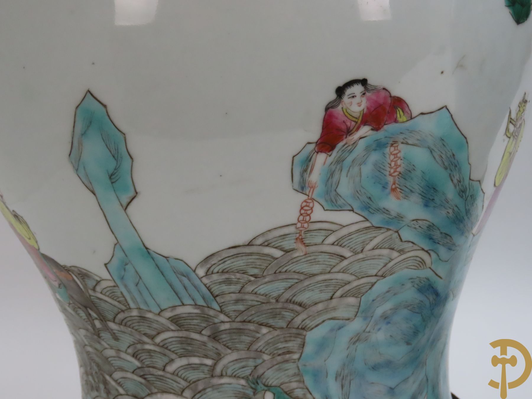 Paar Chinese porseleinen dekselpotiches met geanimeerd wolkendecor