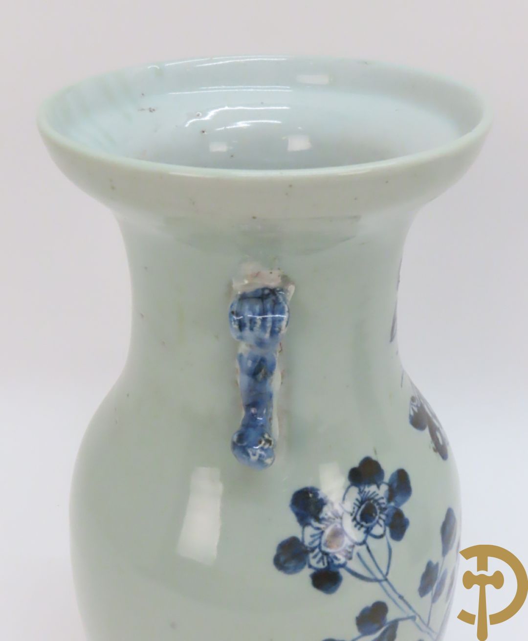 Porseleinen Chinese vaas met bloemendecor + potiche met bloemendecor + tabakspot