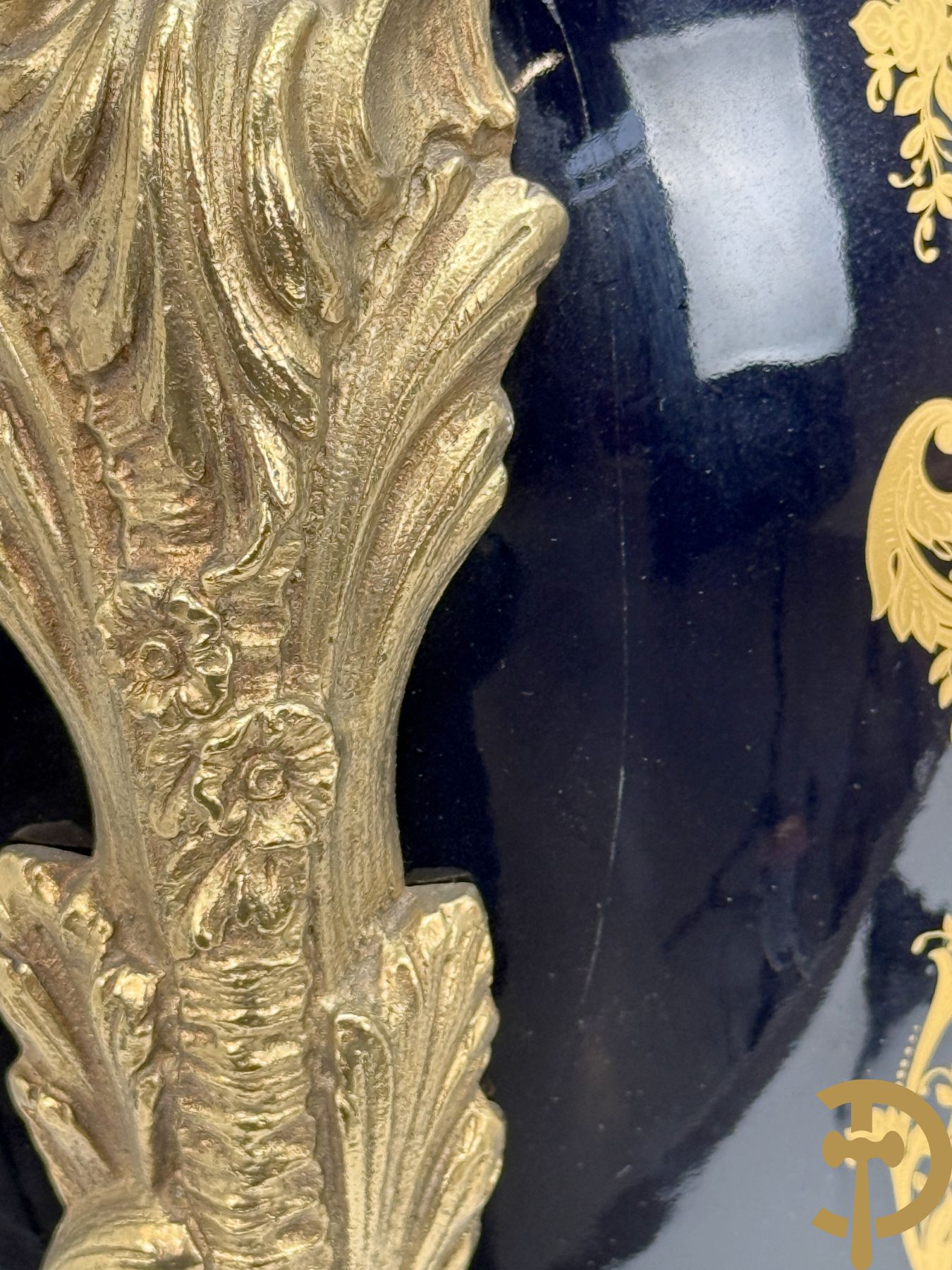 Paar Sèvres stijlvazen met geanimeerd romantisch decor, zijdelings bezet met bronzen medusahoofden, Rouly getekend