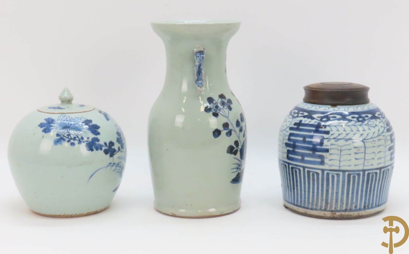 Porseleinen Chinese vaas met bloemendecor + potiche met bloemendecor + tabakspot