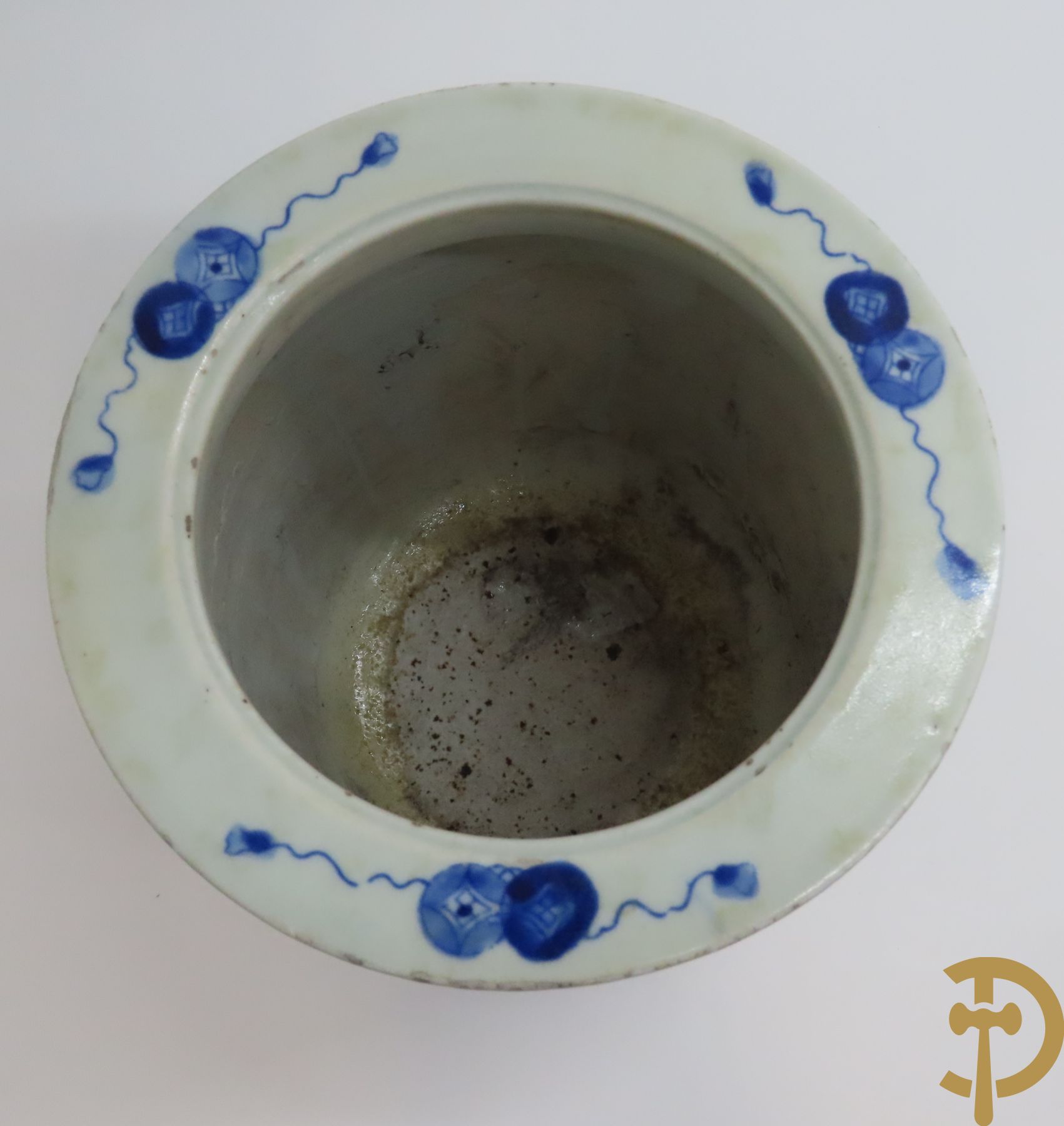 Porseleinen Aziatische wierookbrander met landschapsdecor + Aziatische vaas in blauw/wit porselein met natuurtaferelen van fauna en flora
