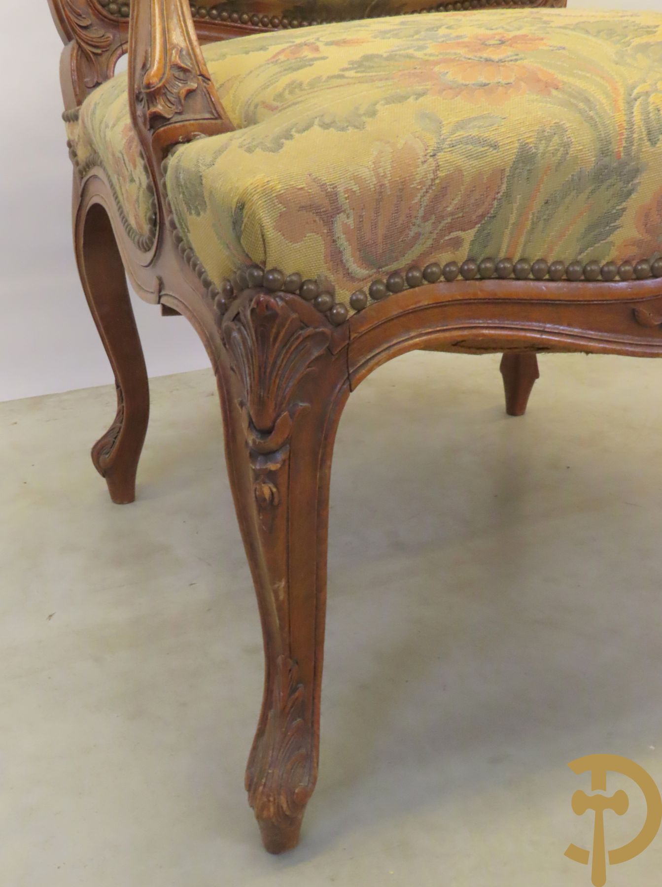 Paar Louis XV armzetels met rocailles, voluutvormige poten en armleuningen