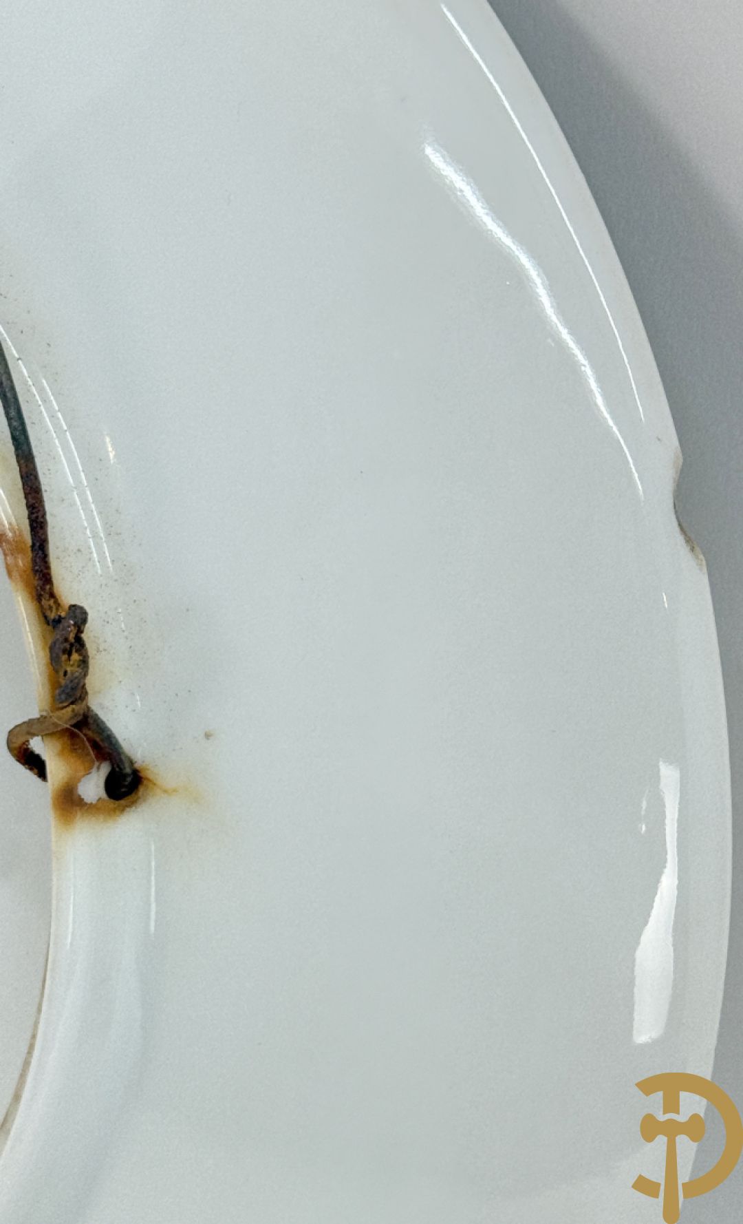 Paar porseleinen Chinese republieksbordjes met decor van dames in landschap