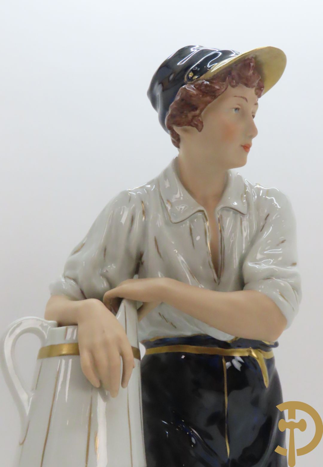 Paar Royal Dux personages van dame en heer bij de waterkraan, onderaan gemerkt en genummerd 10965 en 10563