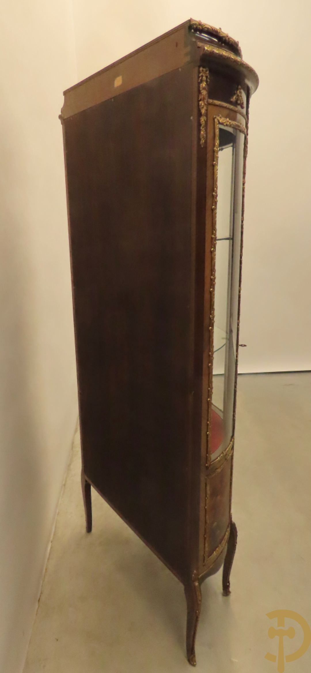 Gebogen notelaren vitrine met bronsbeslag en geanimeerd romantisch tafereel onderaan