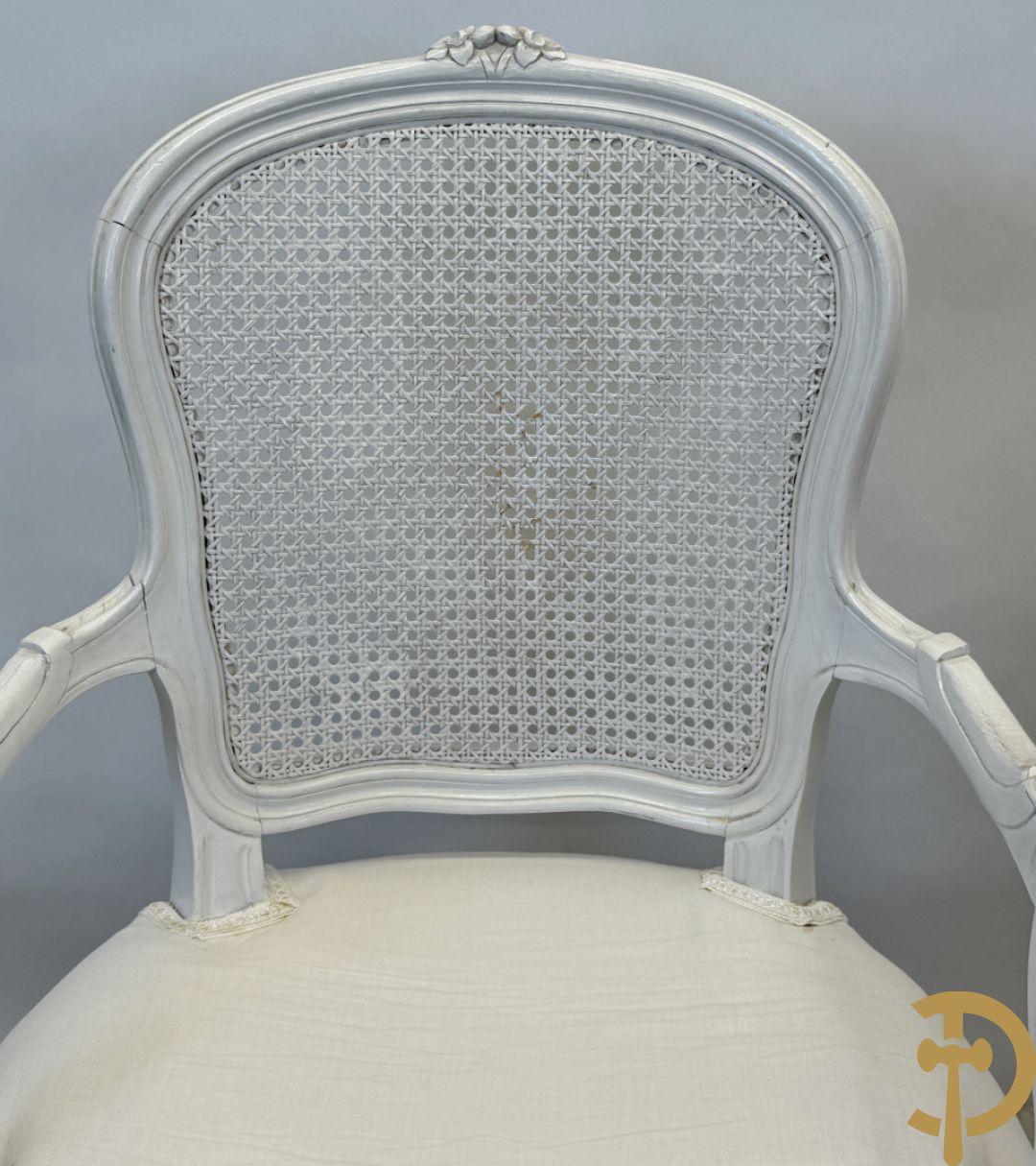 Paar gemonochromeerde Louis XV armzetels met gecanneerde rug + 2 gestoffeerde Louis XV armzetels