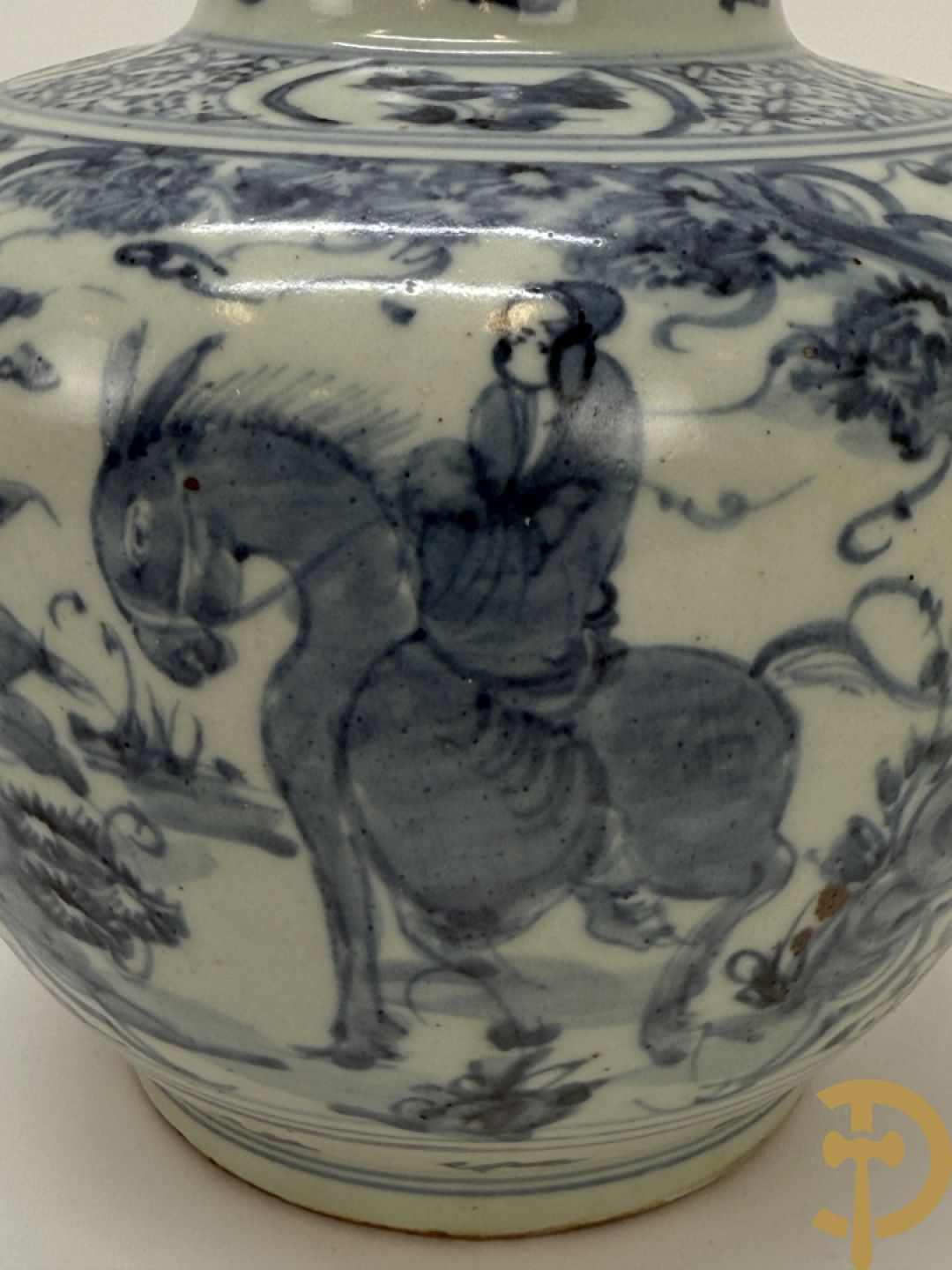 Porseleinen Chinese bolvormige vaas met geanimeerde taferelen + Chinees aardewerken vaasje