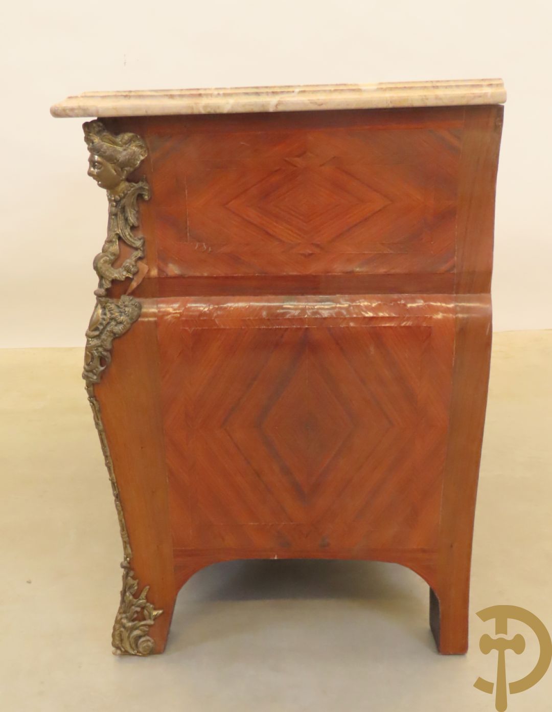 Notelaren gebombeerde drieladencommode met bronsbeslag en mazarinkoppen opzij - bovenaan met marmeren blad