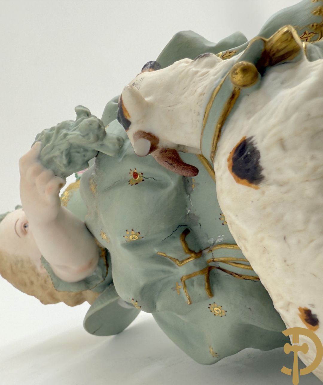 Paar grote Franse gekleurde biscuits van meisje en 
 jongen met schaap en geit