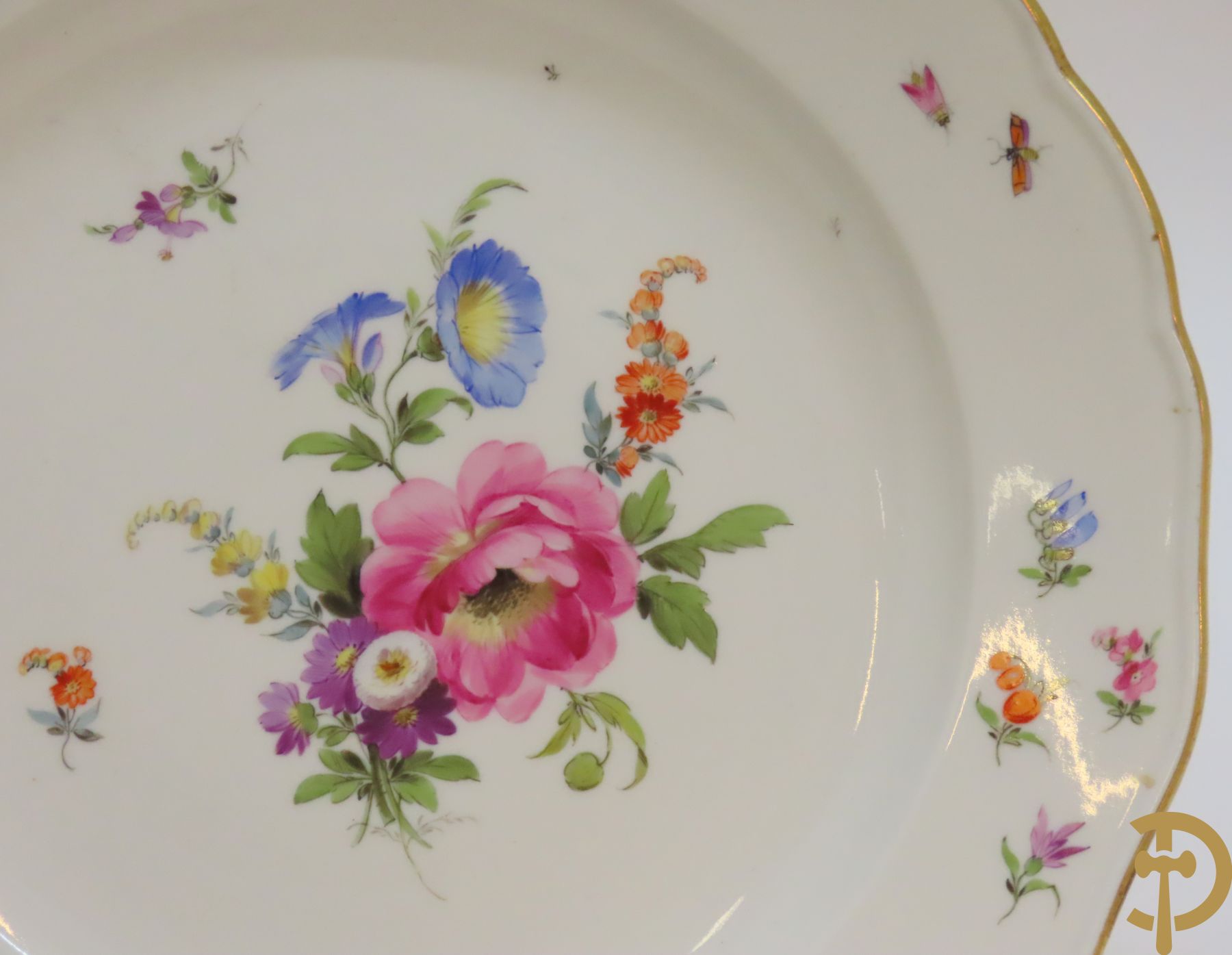 Zes porseleinen borden onder gemerkt met zwaarden / Meissen : 1 bord met stadstafereel, 1 verlucht bord met drakendecor, 1 bord met vogeldecor, 1 met bloemen en 2 met bloemendecor omgeven door vergulde rand