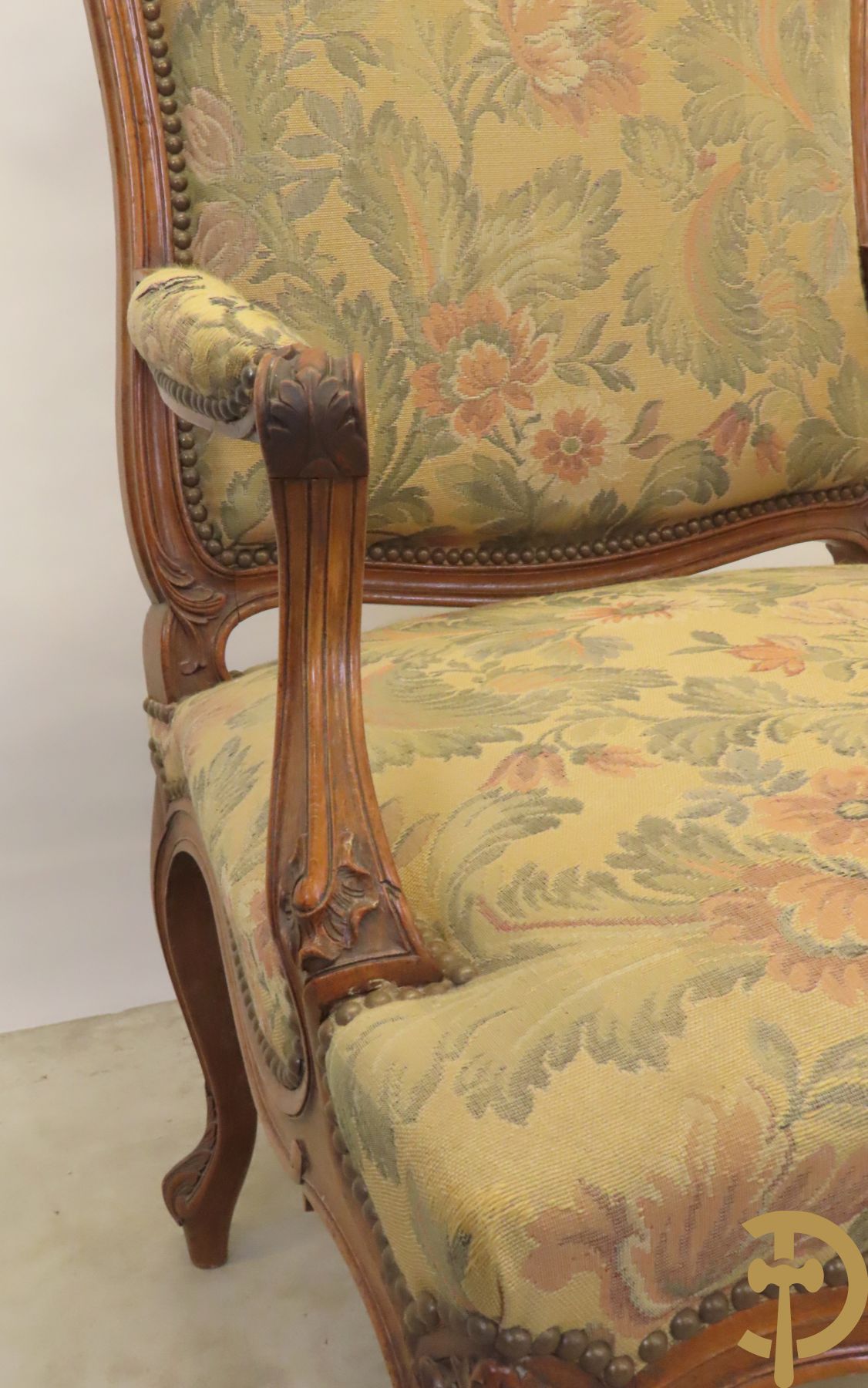 Paar Louis XV armzetels met rocailles, voluutvormige poten en armleuningen