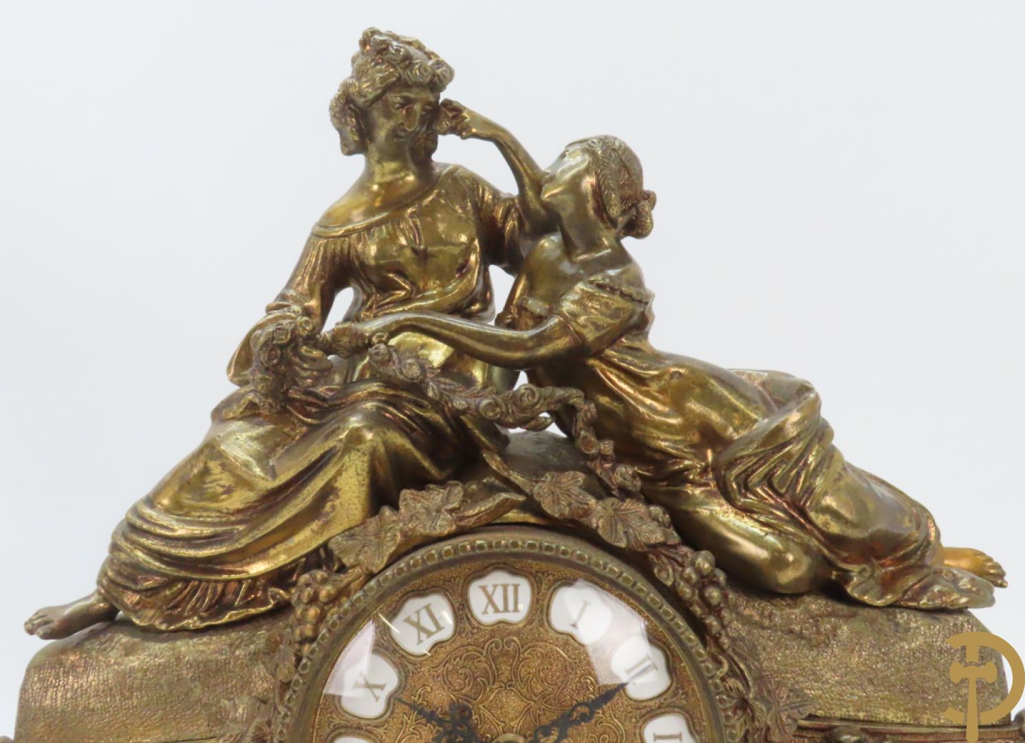 Driedelige bronzen garnituur bestaande uit pendule met 2 dames bovenaan, geflankeerd door paar zesarmige kandelaars