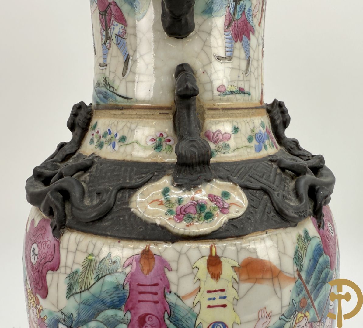 Paar Nankin vazen met dansende figuren en krijgertaferelen op houten sokkels