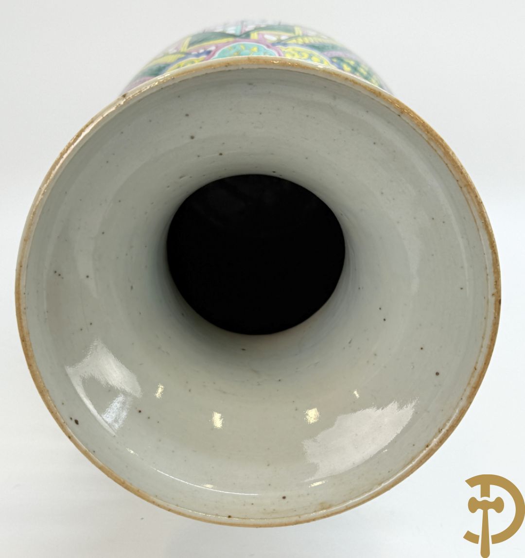 Chinese porseleinen vaas met ruitvormen en geometrische patronen, bovenaan met fo honden bezet