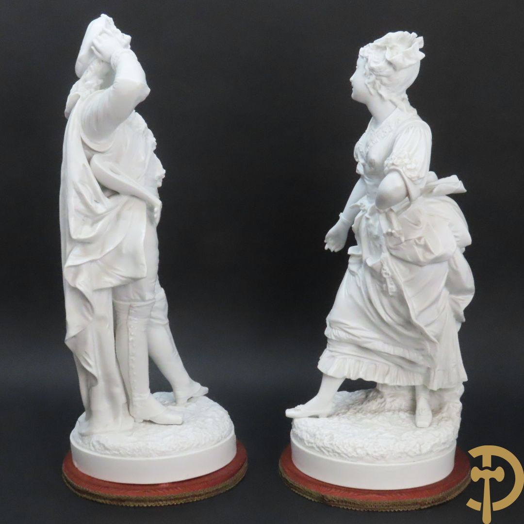 Paar grote witte biscuits van elegant koppel, onderaan gemerkt AM