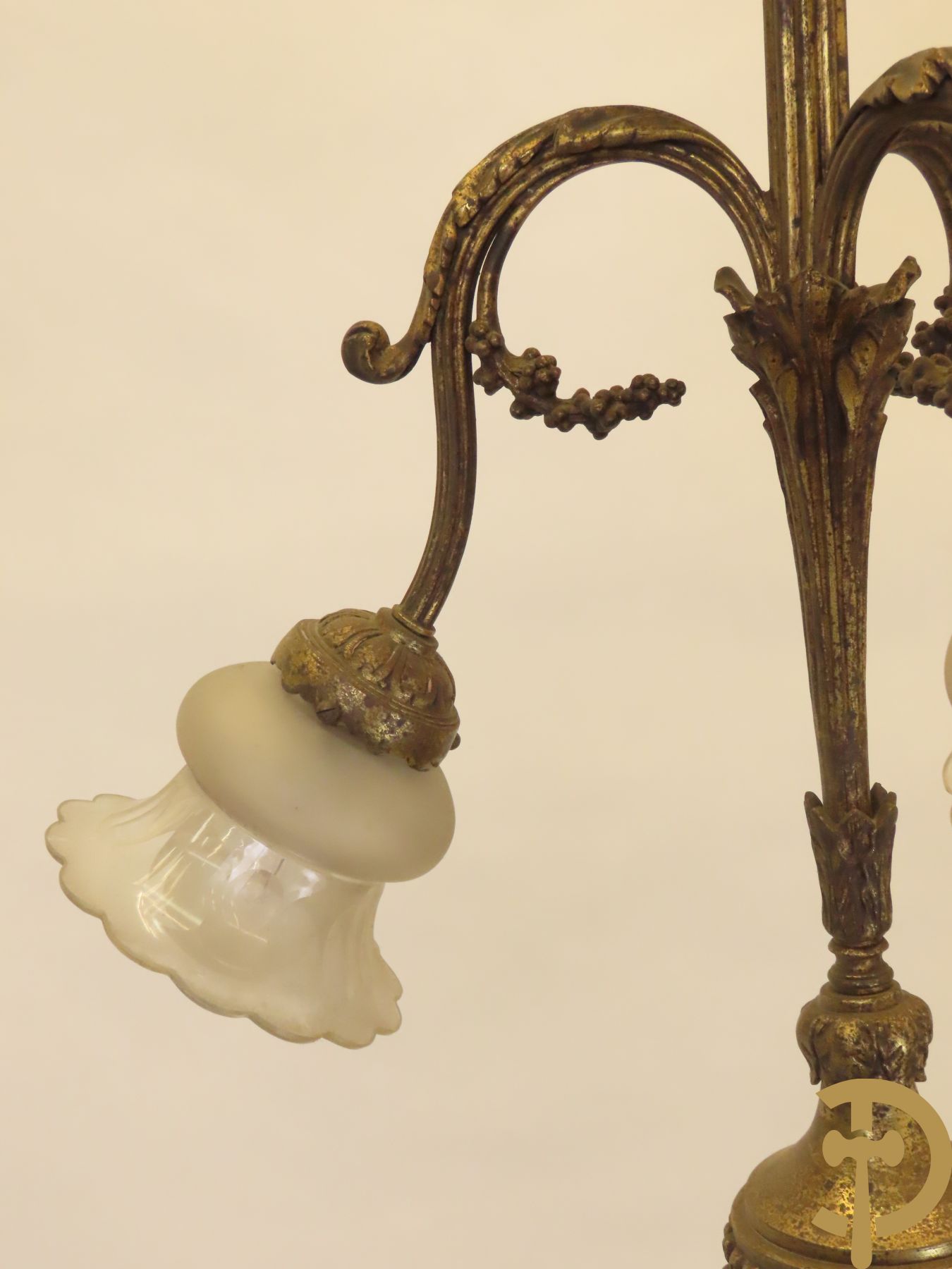 Paar bronzen vierarmige luchters met accanthusranken