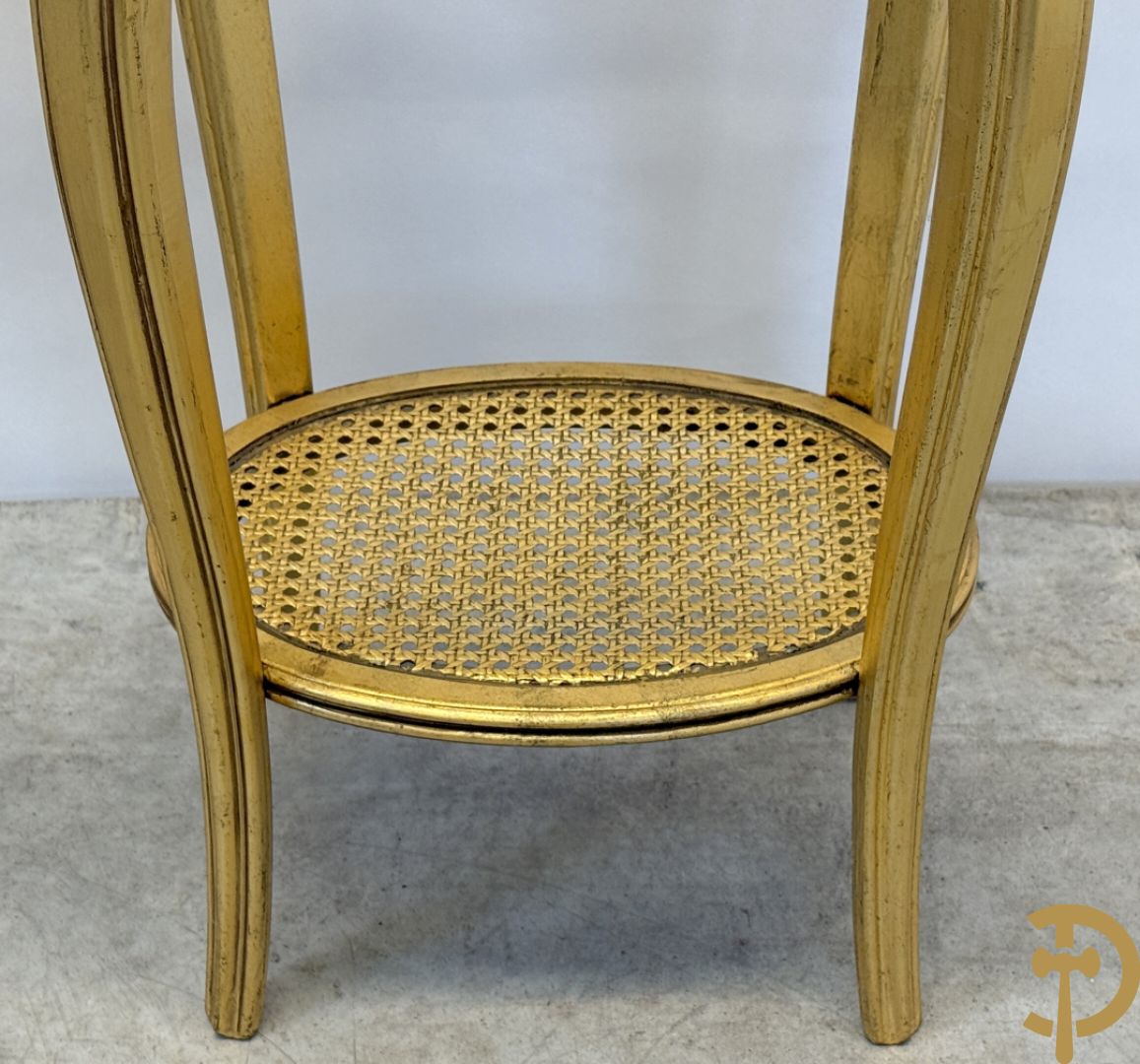 Paar vergulde Louis XVI bijzettafeltjes met cannage op voluutvormige poten