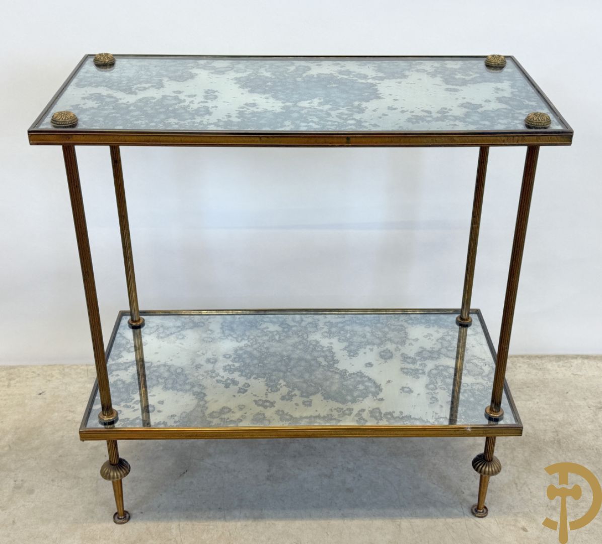 Paar koperen bout de canapé bijzettafels + koperen étagèretafel met gefumeerd glas