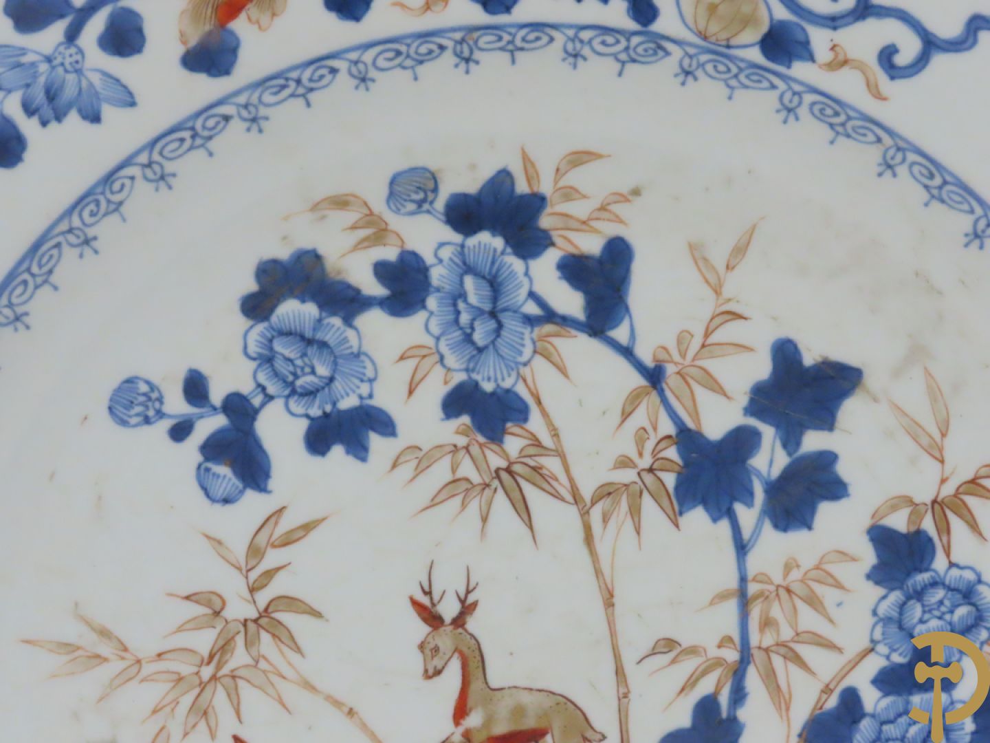 Porseleinen Imari bord met dierenmotieven in florale omgeving