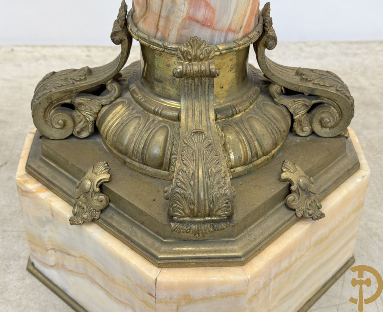 Marmeren zuil, onder en boven met beslag van accanthusranken bezet