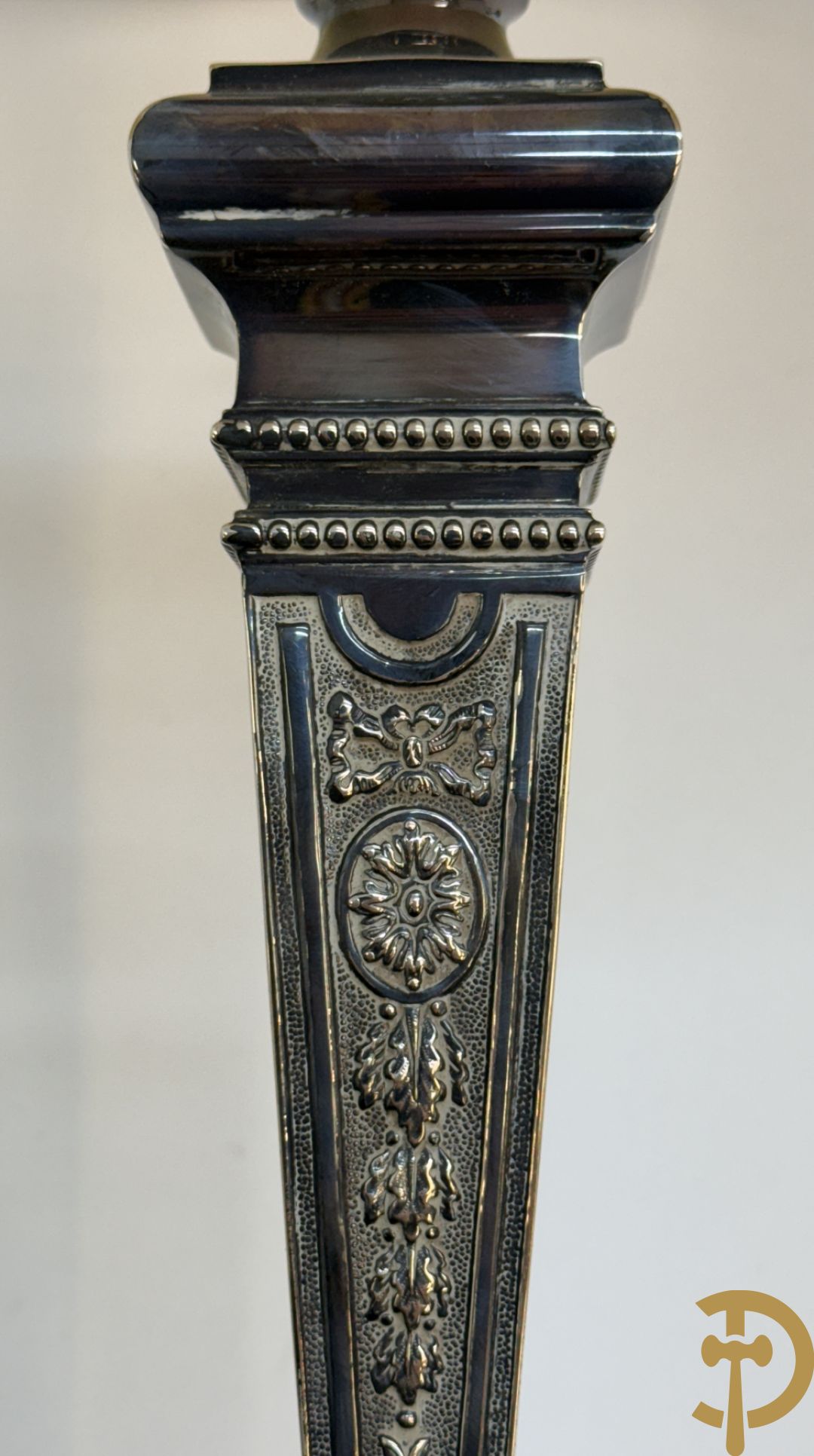 Massief zilveren kandelaar als lampadaire, 835 gemerkt, bezet met accanthusranken + 2 kleine massief zilveren kandelaars