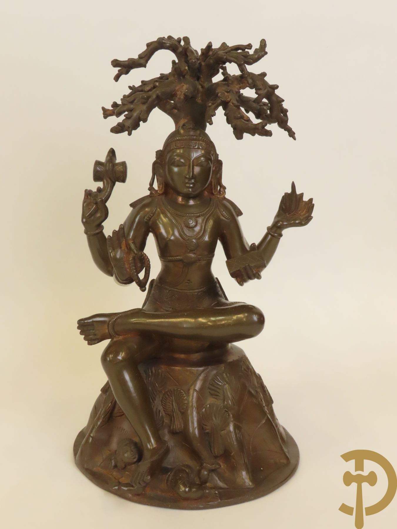 Aziatica bestaande uit bronzen zittende boedisatsvat onder boom, 2 bronzen olifanten met Indische figuren, bronzen zittende boedha, 4 Aziatische houtsculpturen van wijsgeren, Japanse dame in Satsumat en gipsen geknielde geisha