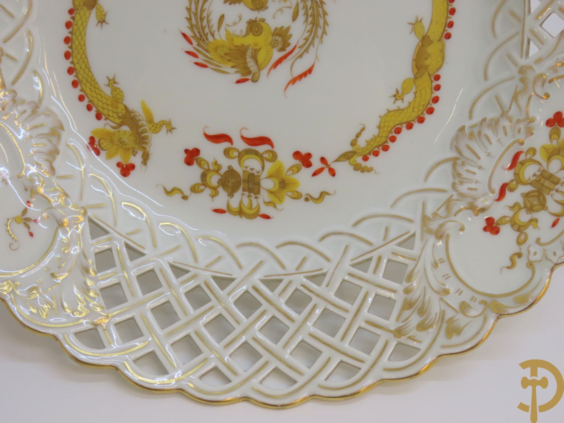 Zes porseleinen borden onder gemerkt met zwaarden / Meissen : 1 bord met stadstafereel, 1 verlucht bord met drakendecor, 1 bord met vogeldecor, 1 met bloemen en 2 met bloemendecor omgeven door vergulde rand